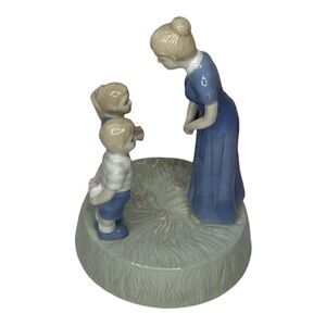Vintage Mother/Daughter/Son Porcelain Figurine Music Box